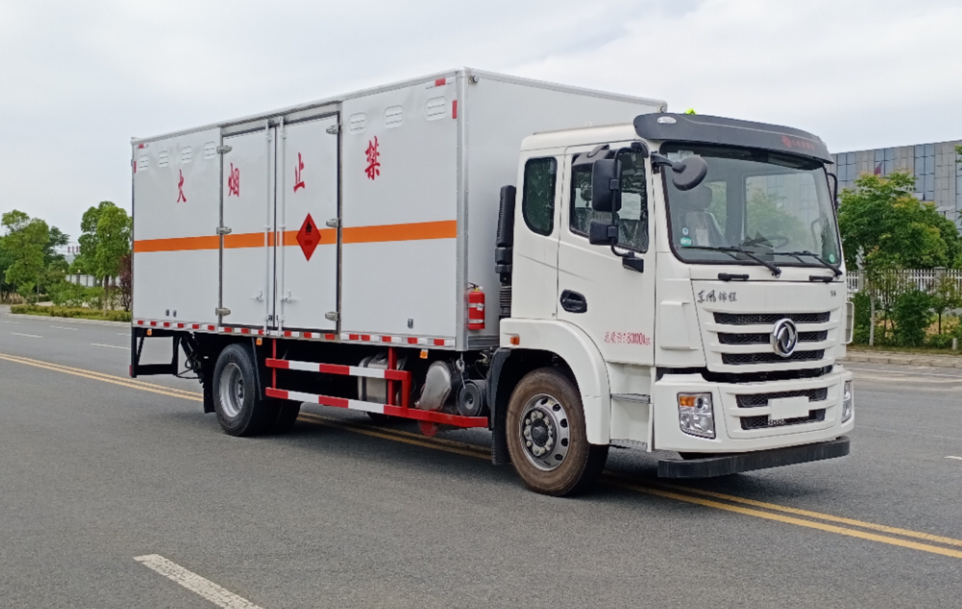 東風錦程6.8米液體廂式運輸車 東風錦程6.8米液體廂式運輸車