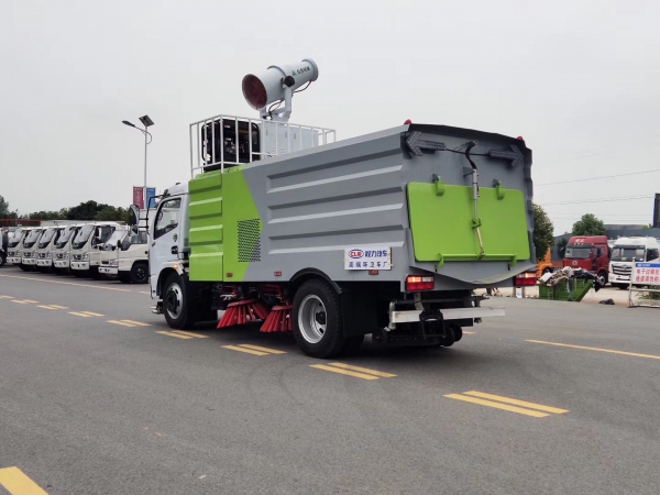 東風(fēng)多利卡7.5方掃路車(chē)帶噴霧降塵 東風(fēng)多利卡7.5方掃路車(chē)帶噴霧降塵