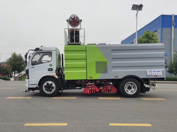 東風(fēng)多利卡7.5方掃路車(chē)帶噴霧降塵 東風(fēng)多利卡7.5方掃路車(chē)帶噴霧降塵