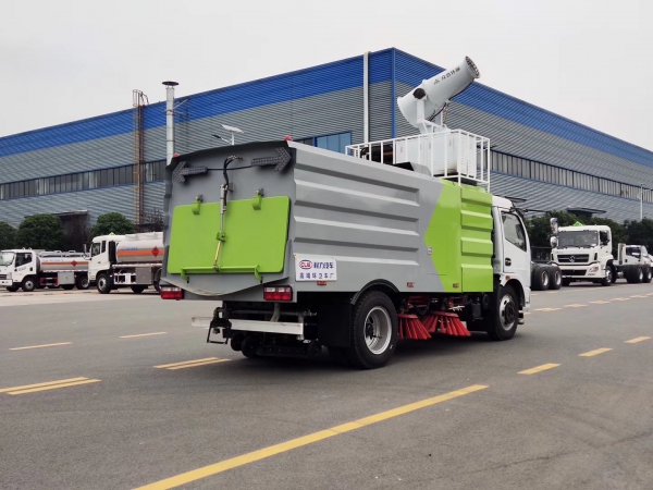 東風(fēng)多利卡7.5方掃路車(chē)帶噴霧降塵 東風(fēng)多利卡7.5方掃路車(chē)帶噴霧降塵