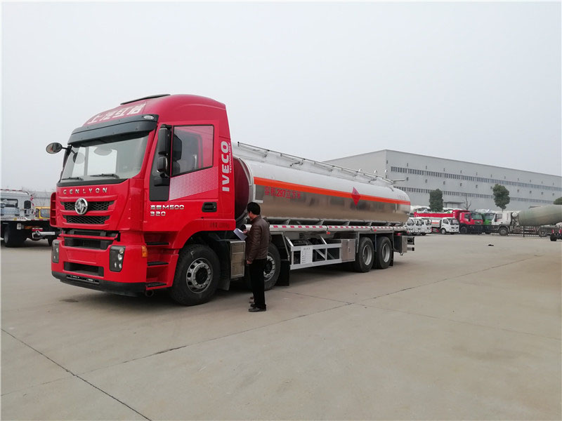 上汽紅巖29.7方前四后八鋁合金運(yùn)油車(chē)，20噸運(yùn)油車(chē)